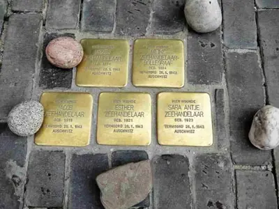 Het CCC adopteert en onthult Stolpersteine in de Veerallee